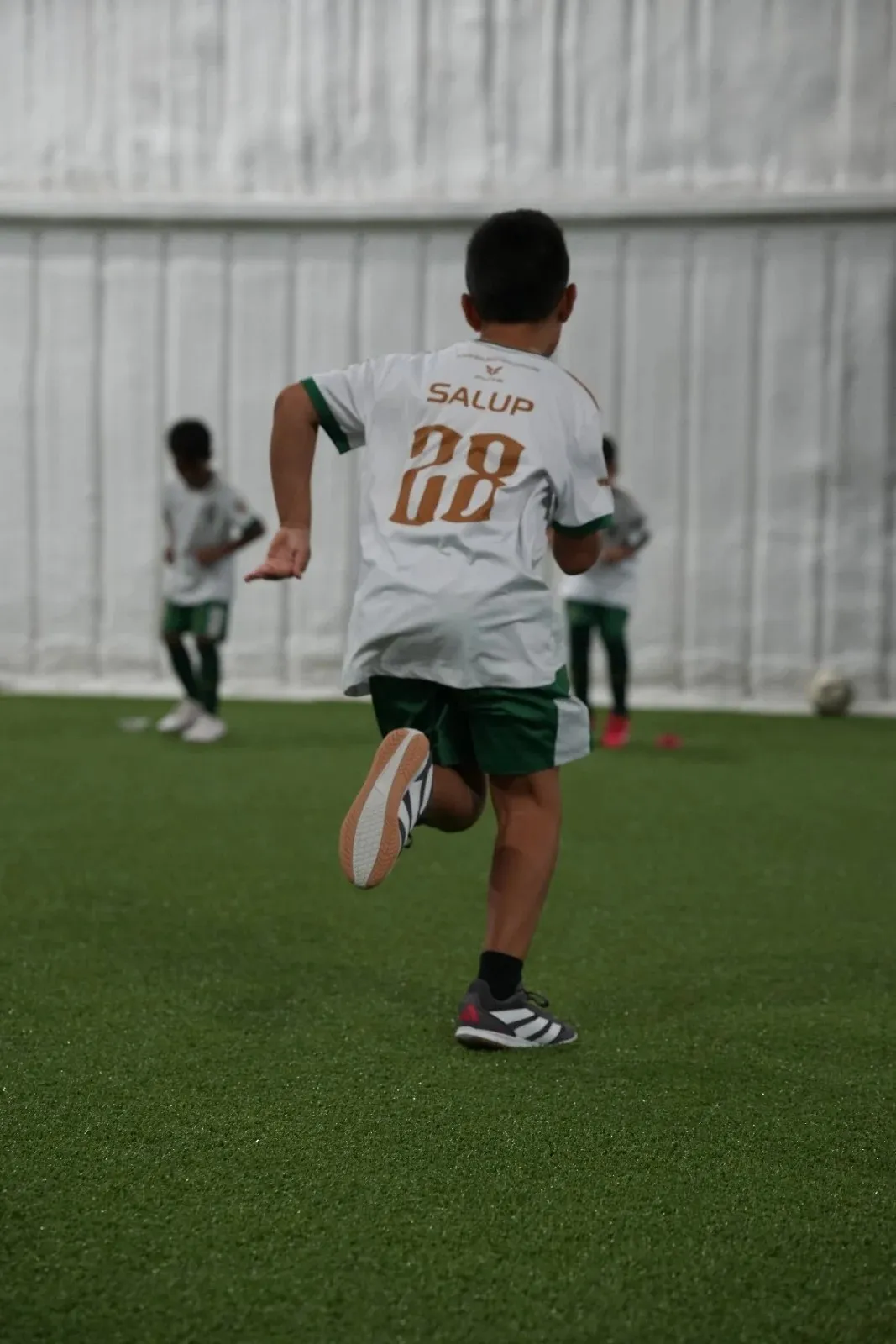 kid-running-on-turf